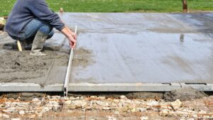 Comment lisser une dalle béton