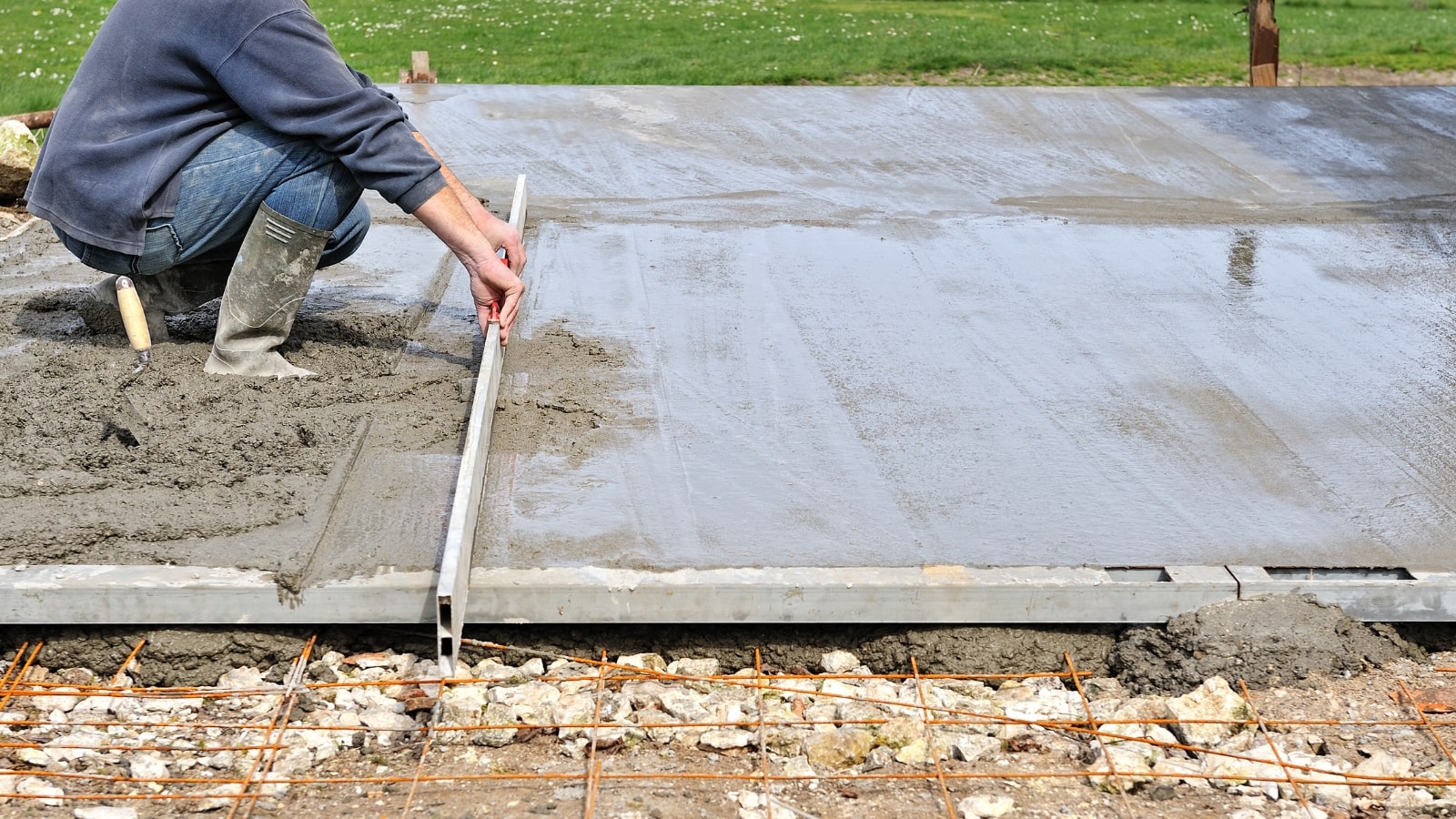 Comment lisser une dalle béton